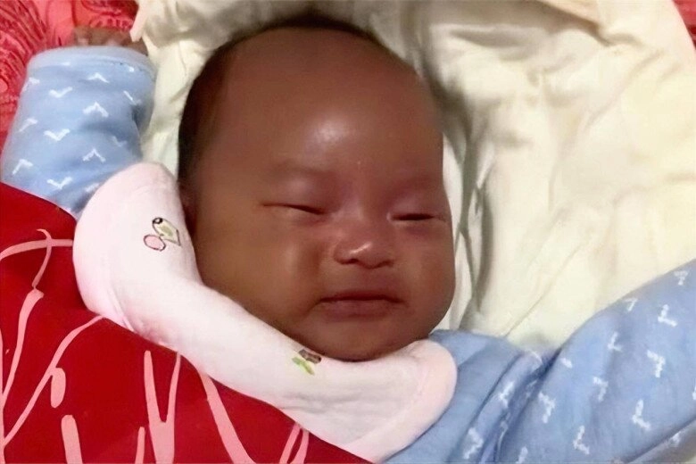 Bé sơ sinh chào đời da trắng hồng xinh như thiên thần 2 năm sau mẹ nghi ngờ không phải con ruột - 5