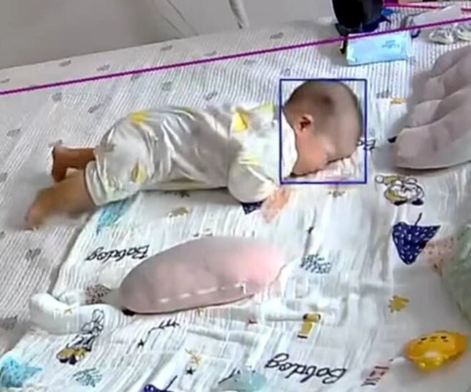 Bé sơ sinh nằm một mình trong phòng ngủ camera ghi lại cảnh tượng khiến người xem rơi nước mắt - 1