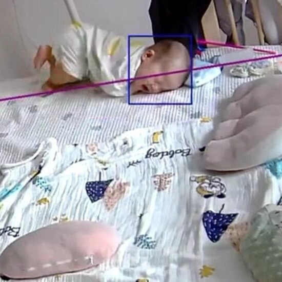 Bé sơ sinh nằm một mình trong phòng ngủ camera ghi lại cảnh tượng khiến người xem rơi nước mắt - 4