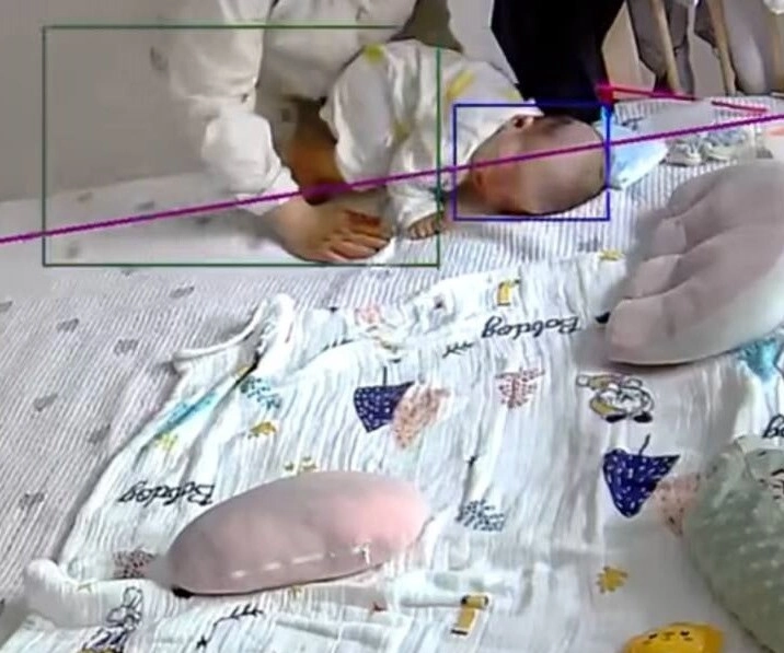 Bé sơ sinh nằm một mình trong phòng ngủ camera ghi lại cảnh tượng khiến người xem rơi nước mắt - 6