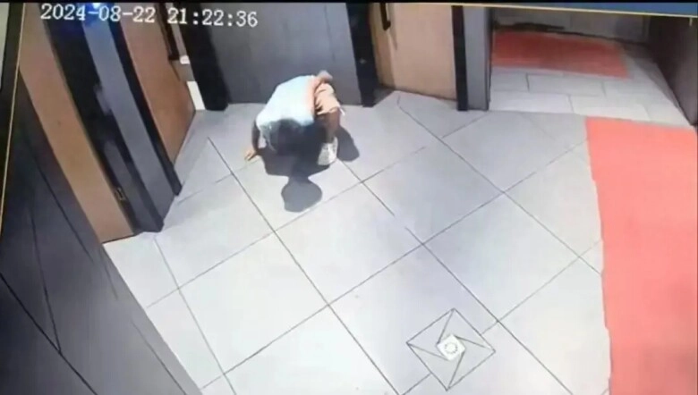 Bé trai 10 tuổi nhìn trộm nhà vệ sinh nữ mẹ đứa trẻ nói câu gây sốc đã chạm gì đâu - 1