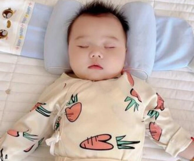 Bé trai 2 tháng tuổi nhập viện vì bà nội bắt nằm ngửa ngủ bác sĩ tức giận quá muộn rồi - 1