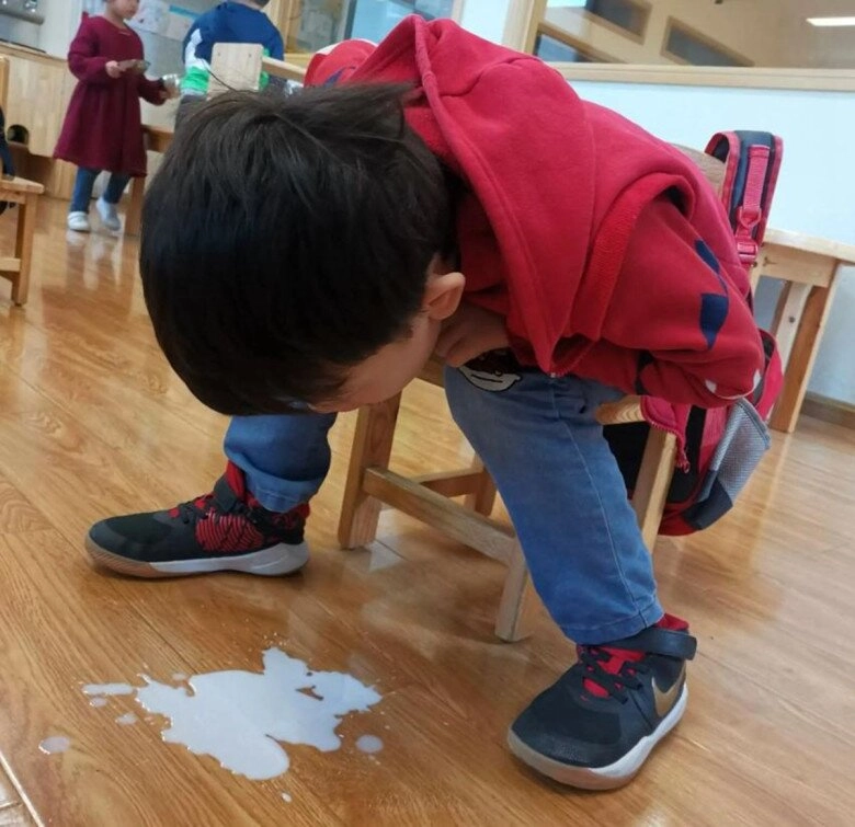 Bé trai 5 tuổi nôn ra chất nhầy màu trắng ở trường đồ ăn sáng mẹ nấu khiến đứa trẻ nguy kịch - 2