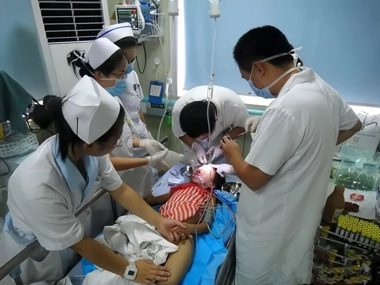 Bé trai 5 tuổi nôn ra chất nhầy màu trắng ở trường đồ ăn sáng mẹ nấu khiến đứa trẻ nguy kịch - 3