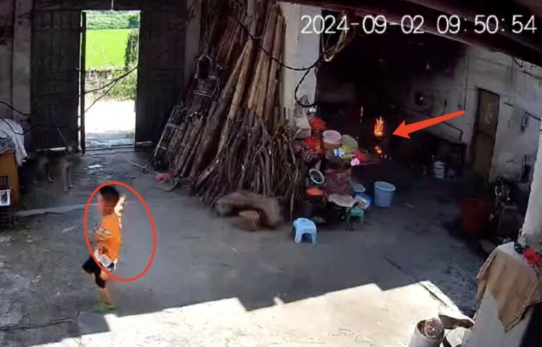 Bé trai đang chơi trong nhà thì hét lớn vì tay bốc lửa phản ứng của bà nội làm ai cũng phẫn nộ - 1