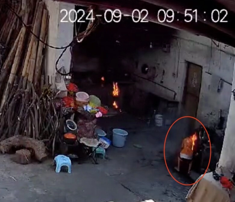 Bé trai đang chơi trong nhà thì hét lớn vì tay bốc lửa phản ứng của bà nội làm ai cũng phẫn nộ - 2