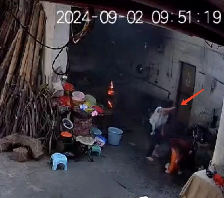 Bé trai đang chơi trong nhà thì hét lớn vì tay bốc lửa phản ứng của bà nội làm ai cũng phẫn nộ - 3