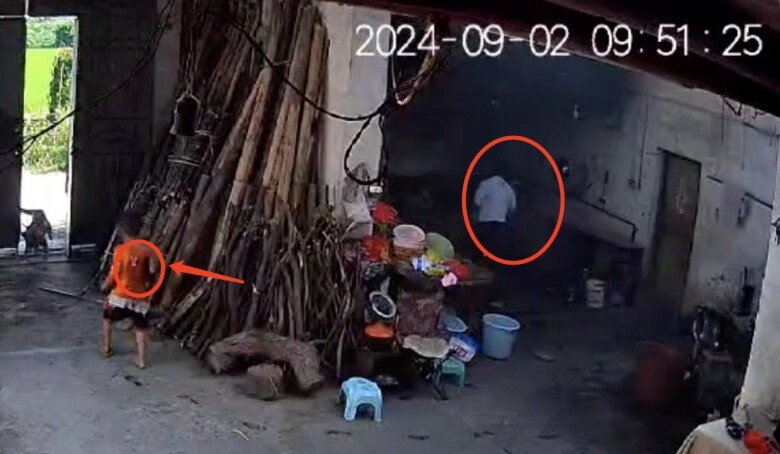 Bé trai đang chơi trong nhà thì hét lớn vì tay bốc lửa phản ứng của bà nội làm ai cũng phẫn nộ - 4