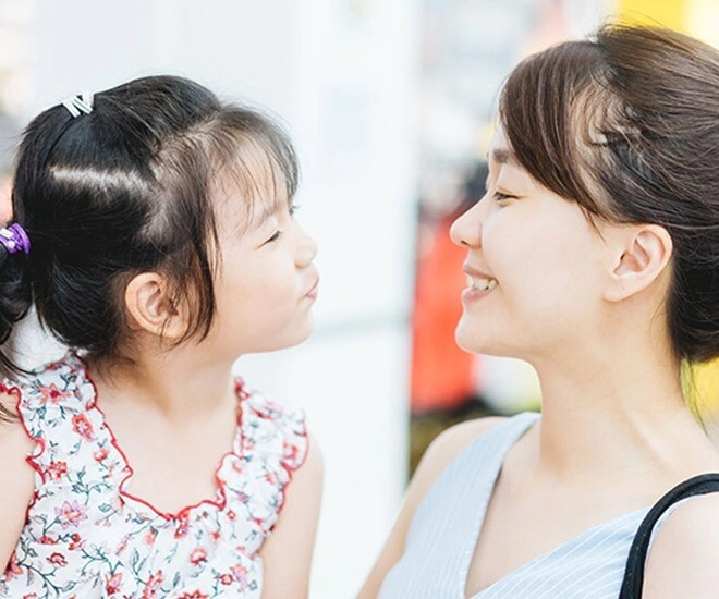 Bị mẹ kế hỏi câu nhạy cảm liên quan đến mẹ ruột bé gái 6 tuổi đáp một câu khiến bà câm nín - 1