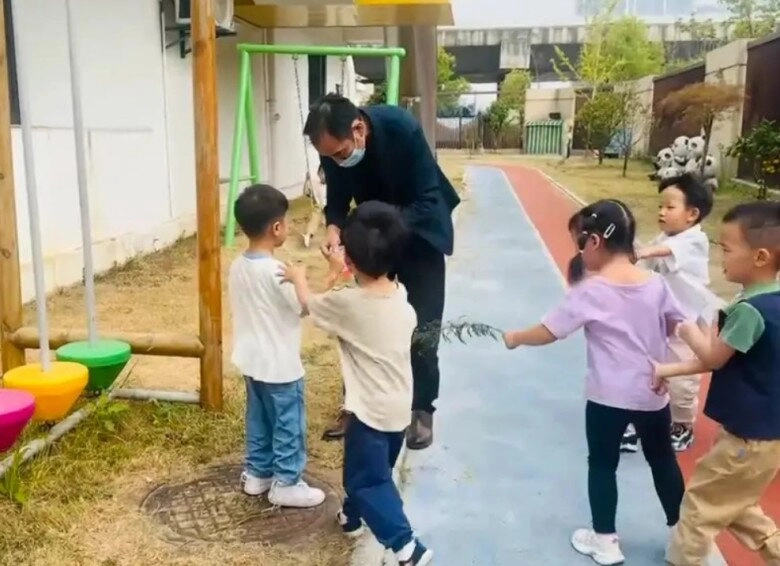 Bị ngườilạ cho kẹo để dụ dỗ em bé 4 tuổi khóc nức nở rồi làm một hành động giúp cứu mạng bạn học - 2