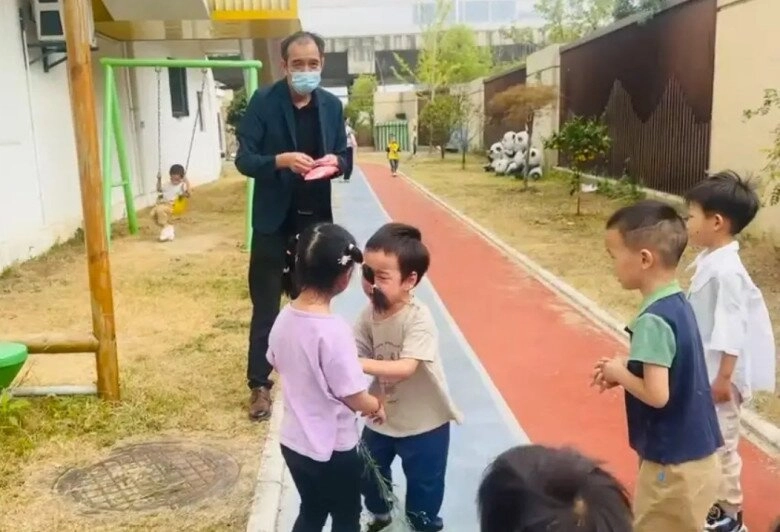 Bị ngườilạ cho kẹo để dụ dỗ em bé 4 tuổi khóc nức nở rồi làm một hành động giúp cứu mạng bạn học - 3