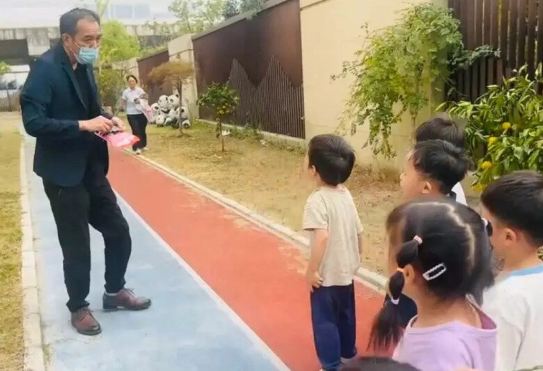 Bị ngườilạ cho kẹo để dụ dỗ em bé 4 tuổi khóc nức nở rồi làm một hành động giúp cứu mạng bạn học - 4