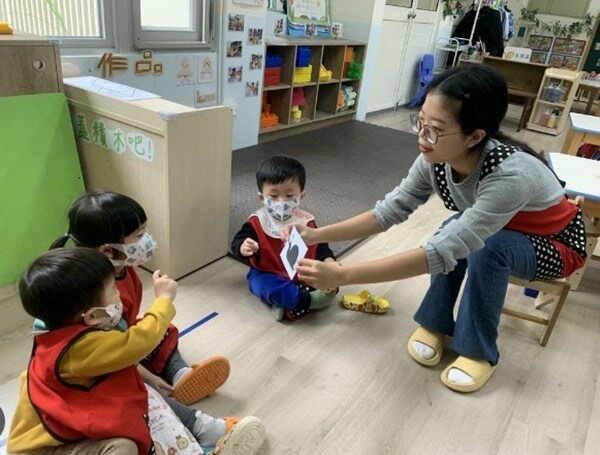 Bị ngườilạ cho kẹo để dụ dỗ em bé 4 tuổi khóc nức nở rồi làm một hành động giúp cứu mạng bạn học - 5