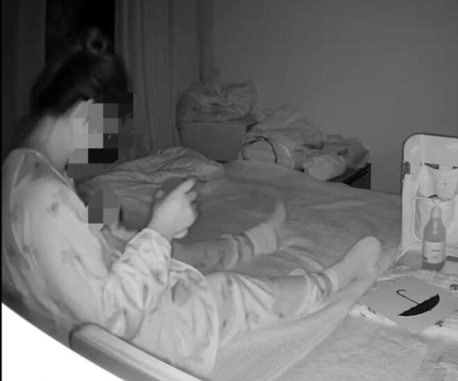 Bỏ 100 triệutháng thuê bảo mẫu chăm con đoạn camera lúc nửa đêm khiến mẹ bỉm suy sụp - 1