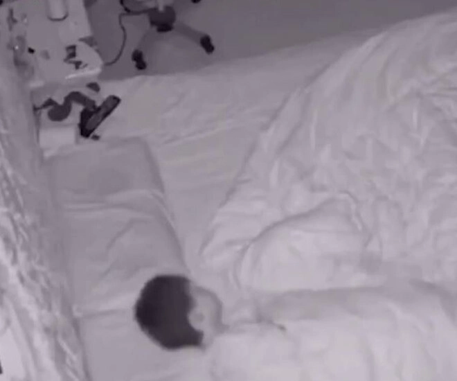 Bố đi làm để con ở nhà một mình 1h sáng về bật khóc khi chứng kiến cảnh tượng trong phòng ngủ - 2