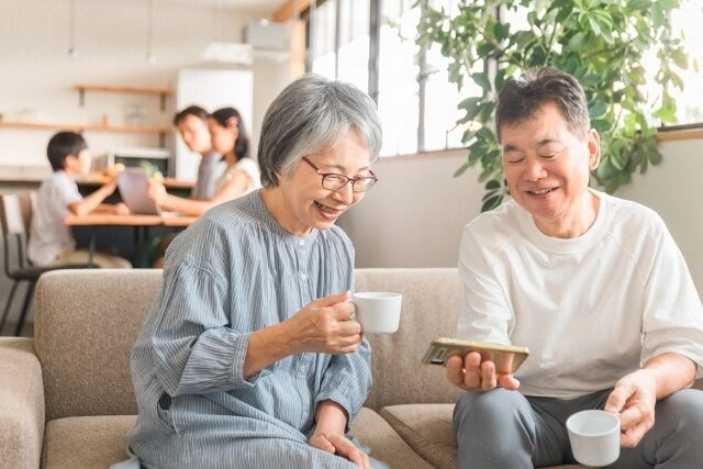 Bố mẹ vợ u70 lên phố thăm cháu suốt ngày chỉ nghiện một thứ khiến con rể tức muốn mời về - 1