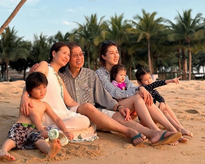 Bỏ tình 7 năm lấy doanh nhân thu nhập 22 tỷnăm ngọc nữ màn ảnh gây xôn xao với hình ảnh chăm con trên phố đi bộ hà nội - 12