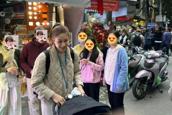 Bỏ tình 7 năm lấy doanh nhân thu nhập 22 tỷnăm ngọc nữ màn ảnh gây xôn xao với hình ảnh chăm con trên phố đi bộ hà nội - 15