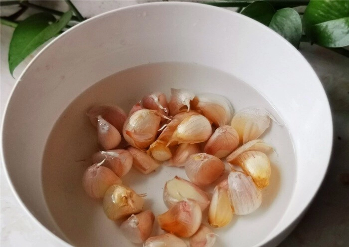 Bóc tỏi bằng tay xưa rồi đây là 4 cách vừa nhanh lại chẳng gây mùi ra tay chị em tham khảo nhé - 2