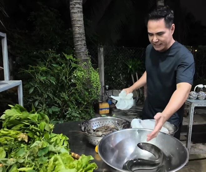 Bữa ăn thơm nức của diễn viên 52 tuổi chưa vợ - trung dũng và mẹ ruột ở căn nhà bình dị - 1