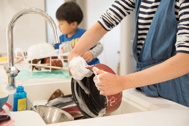 Bức ảnh hai đứa trẻ giữa khu chợ khiến nhiều bậc cha mẹ giật mình xem lại cách nuôi dạy con - 4