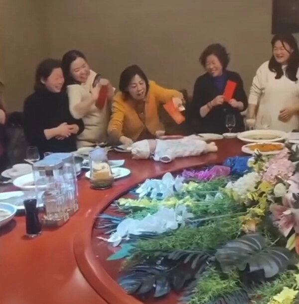 Cả gia đình đặt em bé sơ sinh nằm trên bàn ăn rồi quay tròn hành động tiếp theo khiến ai cũng phẫn nộ - 3