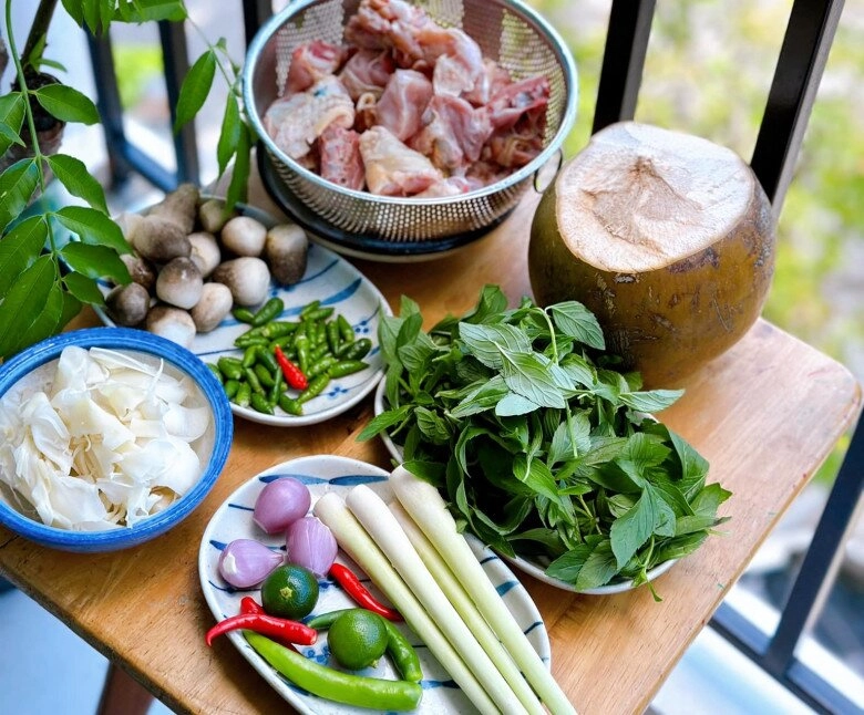 Cách làm lẩu gà lá é thơm ngon hấp dẫn để cả nhà nhâm nhi khi mùa thu mát mẻ đang về - 2