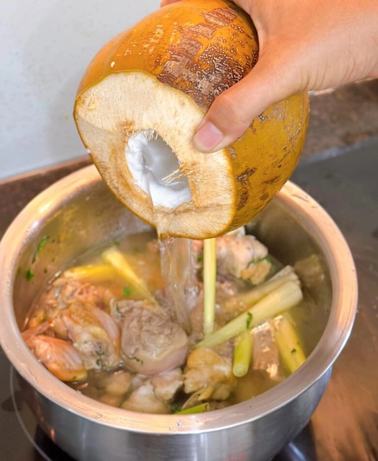 Cách làm lẩu gà lá é thơm ngon hấp dẫn để cả nhà nhâm nhi khi mùa thu mát mẻ đang về - 4