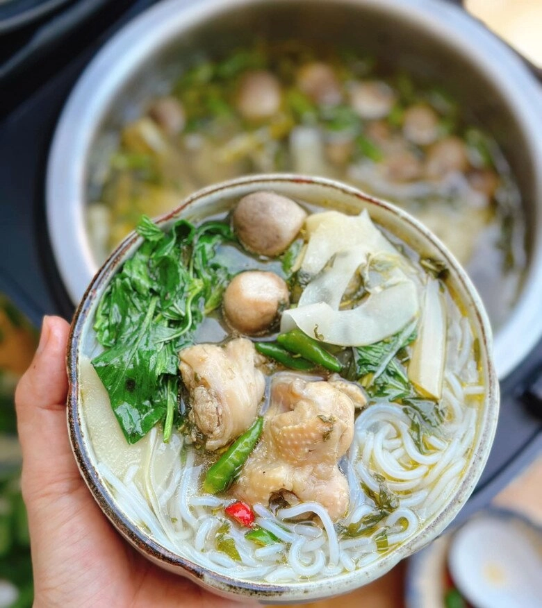 Cách làm lẩu gà lá é thơm ngon hấp dẫn để cả nhà nhâm nhi khi mùa thu mát mẻ đang về - 7