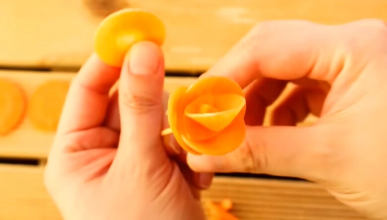 Cách tỉa hoa cà rốt đơn giản nhưng trang trí rất đẹp người vụng mấy cũng làm được - 5
