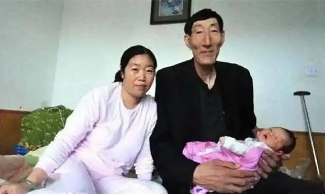 Cãi lời bác sĩ ông lão u60 cao 2m3 có con cùng vợ trẻ kém 28 tuổi16 năm sau nhìn đứa trẻ mà xuýt xoa - 5