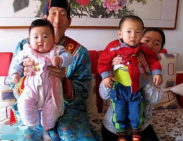 Cãi lời bác sĩ ông lão u60 cao 2m3 có con cùng vợ trẻ kém 28 tuổi16 năm sau nhìn đứa trẻ mà xuýt xoa - 7