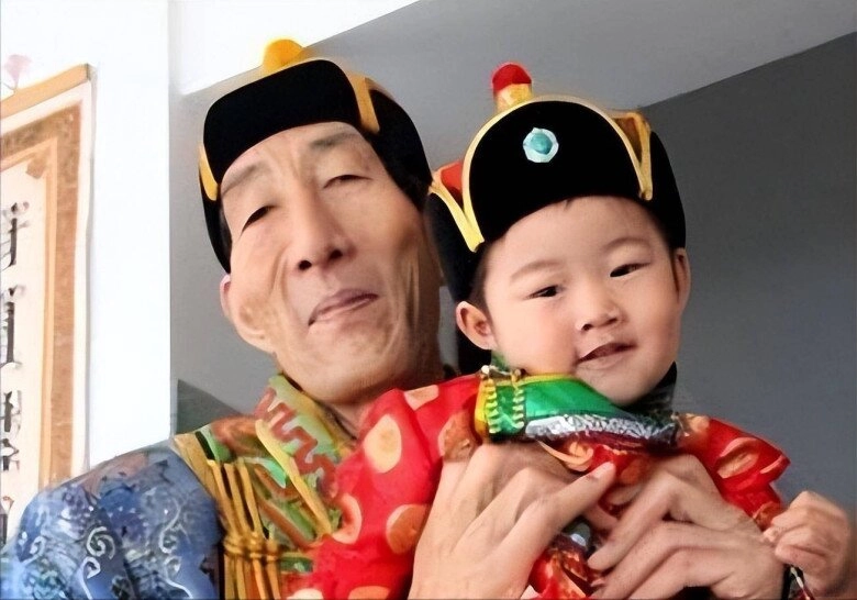 Cãi lời bác sĩ ông lão u60 cao 2m3 có con cùng vợ trẻ kém 28 tuổi16 năm sau nhìn đứa trẻ mà xuýt xoa - 8