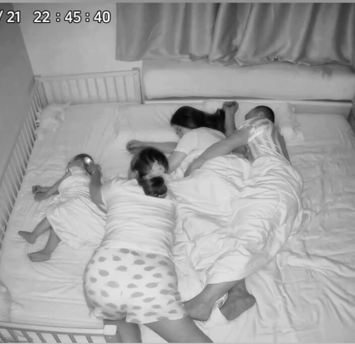 Camera ghi cảnh nửa đêm vợ chồng đang ngủ trên giường mẹ chồng lén vào làm một việc sững người - 1