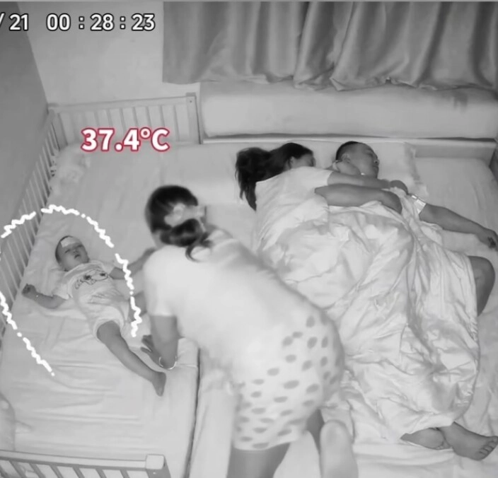 Camera ghi cảnh nửa đêm vợ chồng đang ngủ trên giường mẹ chồng lén vào làm một việc sững người - 2