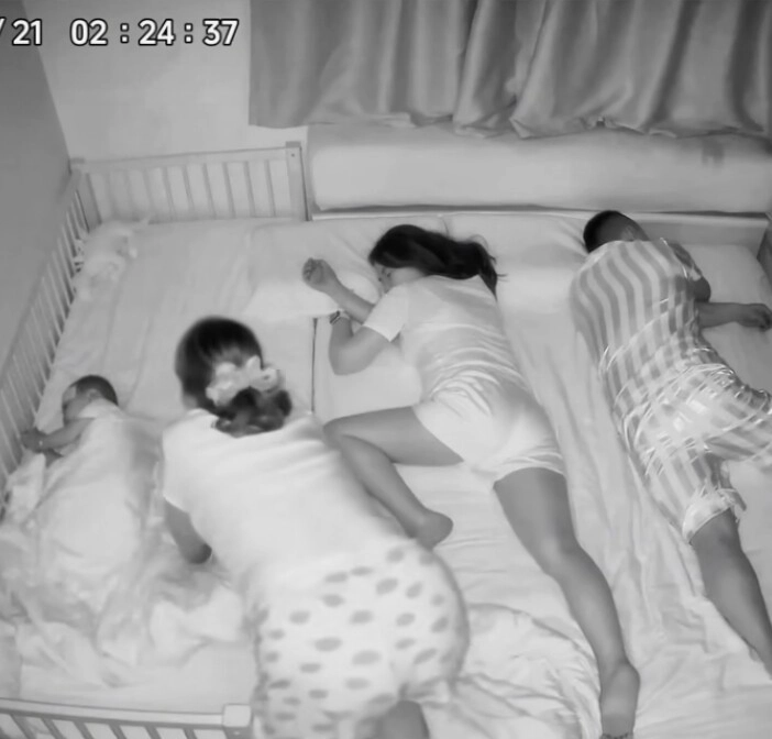 Camera ghi cảnh nửa đêm vợ chồng đang ngủ trên giường mẹ chồng lén vào làm một việc sững người - 3