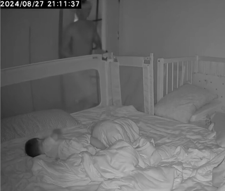 Camera ghi cảnh ông bố trẻ chăm con sơ sinh giữa đêm cả bố cả con liên tục lặp lại hành động khiến cđm khóc thét - 2
