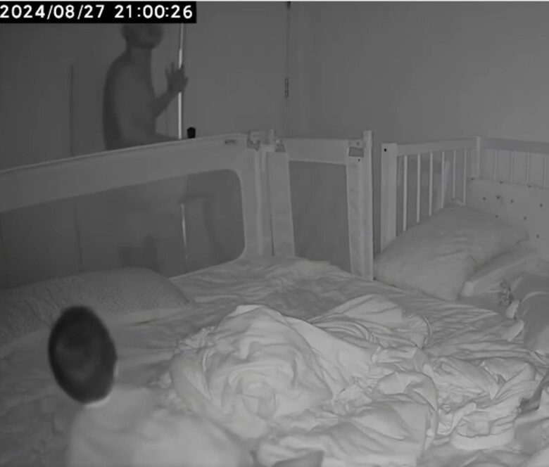 Camera ghi cảnh ông bố trẻ chăm con sơ sinh giữa đêm cả bố cả con liên tục lặp lại hành động khiến cđm khóc thét - 4