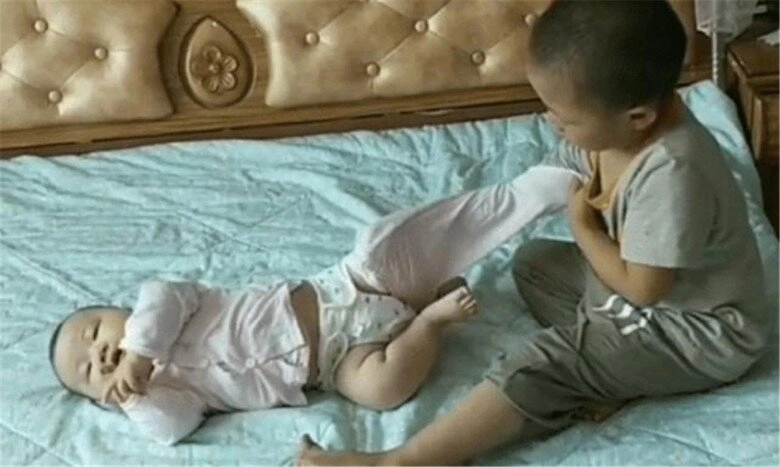 Camera ghi lại cảnh anh lớn và em bé ở nhà với nhau nhiều người lập tức lên tiếng chỉ trích - 2