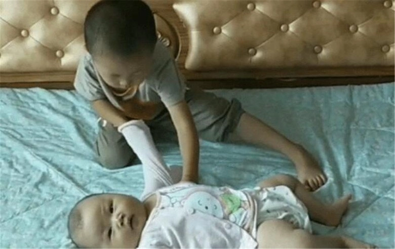 Camera ghi lại cảnh anh lớn và em bé ở nhà với nhau nhiều người lập tức lên tiếng chỉ trích - 3