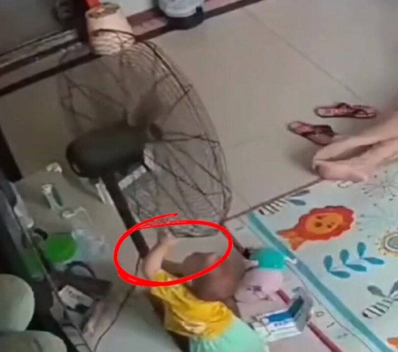 Camera ghi lại cảnh bố trẻ chăm con cả cõi mạng thót tim khi chứng kiến hành động của em bé - 2
