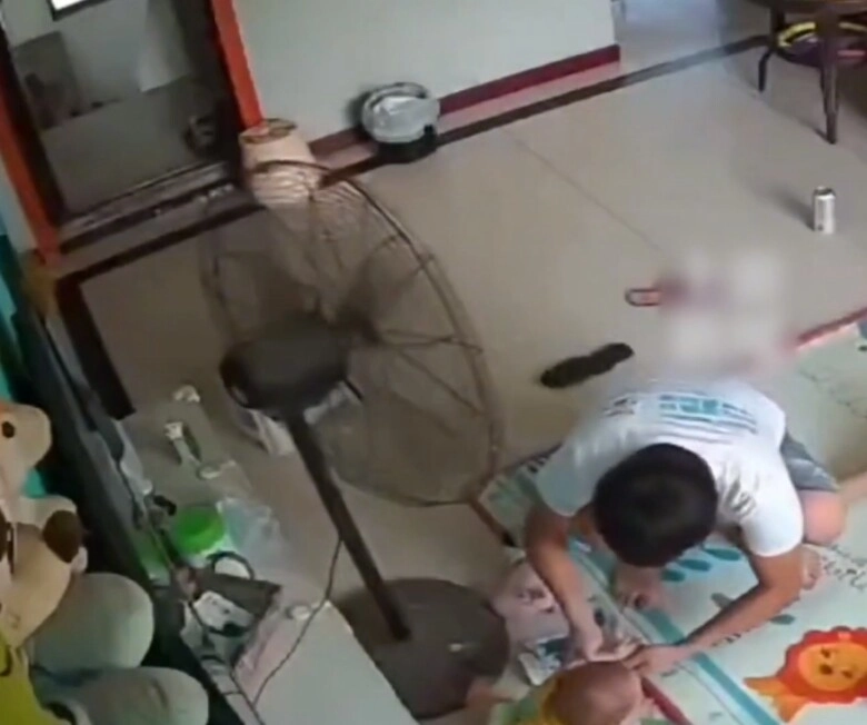 Camera ghi lại cảnh bố trẻ chăm con cả cõi mạng thót tim khi chứng kiến hành động của em bé - 3