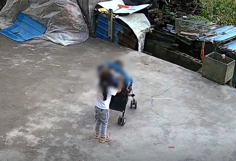 Camera ghi lại cảnh cặp chị em đang chơi trước sân nhà vài giây sau sự cố xảy ra khiến cõi mạng thất kinh - 2