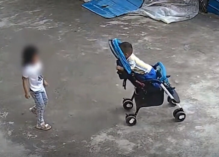 Camera ghi lại cảnh cặp chị em đang chơi trước sân nhà vài giây sau sự cố xảy ra khiến cõi mạng thất kinh - 3