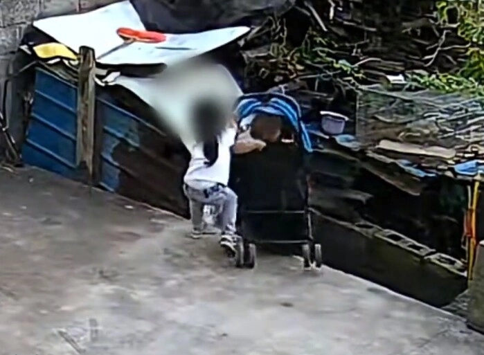 Camera ghi lại cảnh cặp chị em đang chơi trước sân nhà vài giây sau sự cố xảy ra khiến cõi mạng thất kinh - 4