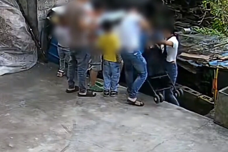 Camera ghi lại cảnh cặp chị em đang chơi trước sân nhà vài giây sau sự cố xảy ra khiến cõi mạng thất kinh - 5
