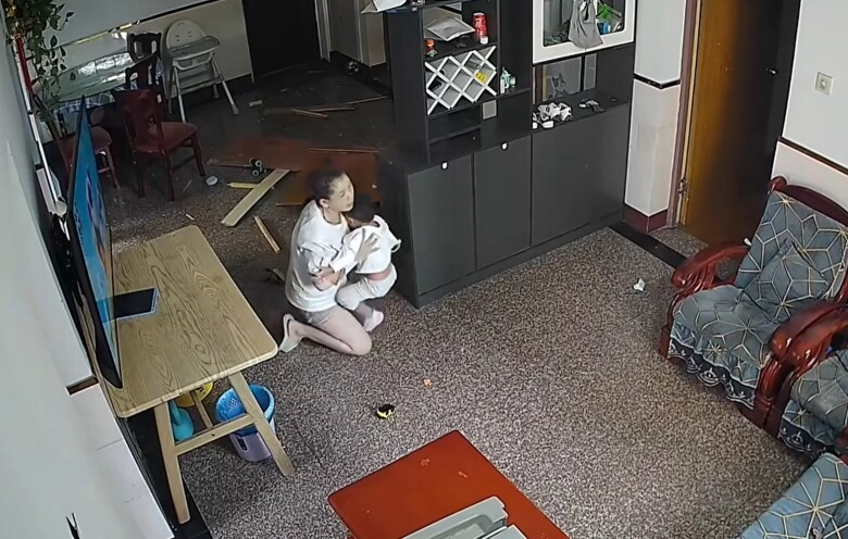 Camera ghi lại cảnh cặp mẹ con đang nấu ăn bé trai 2 tuổi bất ngờ bị ngọn lửa thổi bay khiến ai xem cũng thất kinh - 3