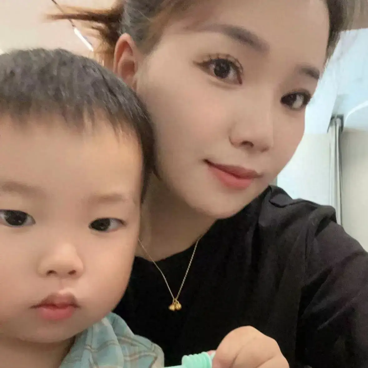 Camera ghi lại cảnh cặp mẹ con đang nấu ăn bé trai 2 tuổi bất ngờ bị ngọn lửa thổi bay khiến ai xem cũng thất kinh - 4
