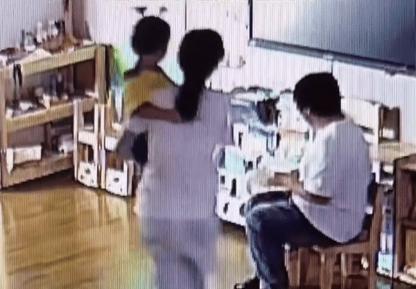 Camera ghi lại cảnh học sinh ngủ trưa một bé gái mầm non có biểu hiện lạ hành động của nữ giáo viên sau đó gây chú ý - 2