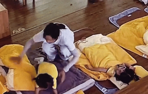 Camera ghi lại cảnh học sinh ngủ trưa một bé gái mầm non có biểu hiện lạ hành động của nữ giáo viên sau đó gây chú ý - 3